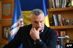 Міський голова Києва Віталій Кличко під час інтерв’ю агентству AFP у своєму кабінеті в Києві 8 жовтня 2026 року