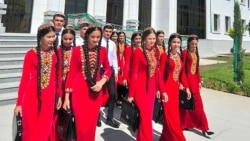 Berdimuhamedow ýaşlar üçin ähli şertiň döredilendigini aýtdy, ýaşlar ‘para bermeseň gyzyldan bolsaňam, ne okuw, ne-de iş bar’ diýýär