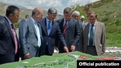 Алмазбек Атамбаев и Евгений Дод на запуске строительства Верхненарынского каскада ГЭС. 12 июня 2013 года.