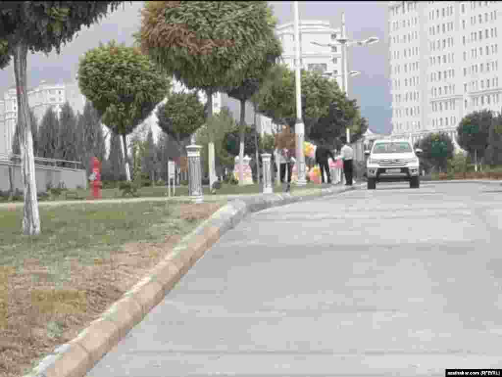 Aşgabatda köçäniň gyrasynda &#39;gantly pamyk&#39; satylýar