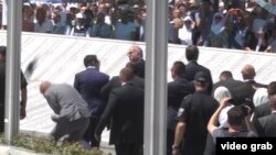 Predsednik Srbije Aleksandar Vučić sa drugim zvaničnicima u Potočarima pored Srebrenice, juli 2015. 