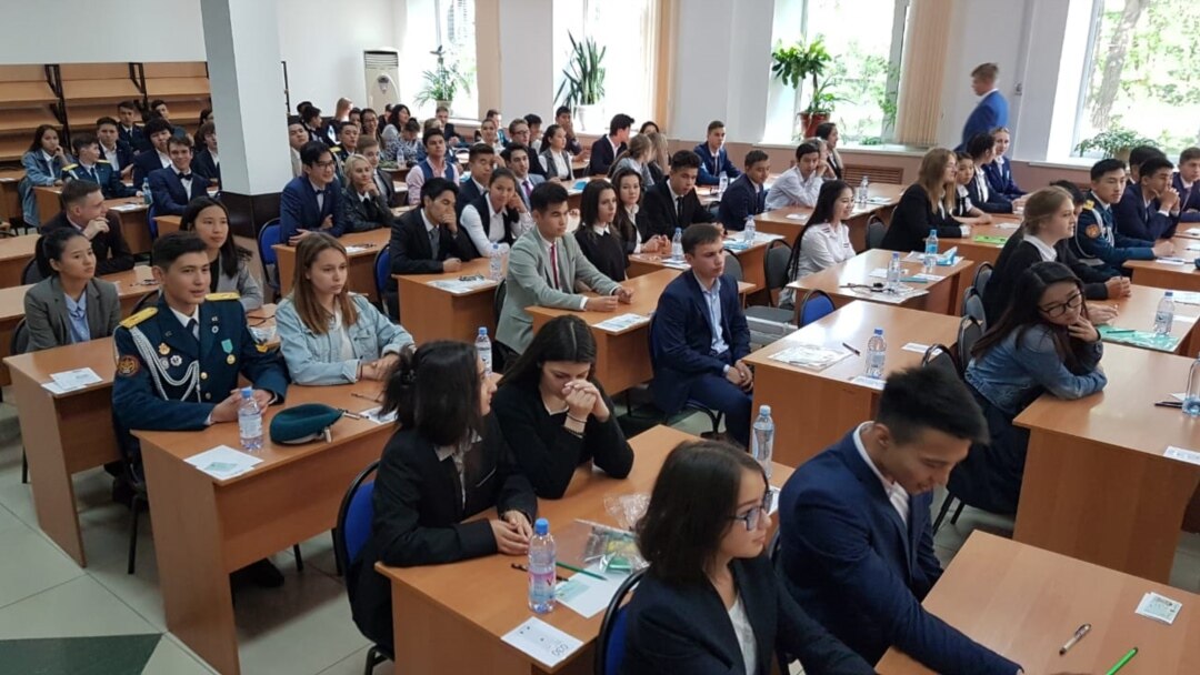 Студент тест тапсыру үшін мұғаліммен бірге жатты. Студент тест тапсыру үшін мұғаліммен бірге жатты.