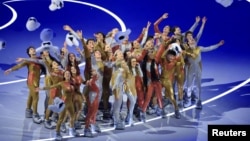 Изпълнители по време на церемонията по откриването на Зимните олимпийски игри Милано-Кортина 2026 на олимпийския стадион "Сан Сиро" в Милано.