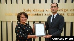 Ўзбекистон Адлия вазирлиги масъуллари томонидан IREX вакилларига тақдим этилган гувоҳнома (Адлия вазирлиги фотоси)