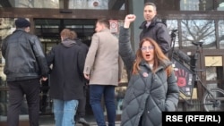 Profesoresha e Gjimnazit “Jovina” Marija Vasiq para gjykatës në Novi Sad, para fillimit të seancës gjyqësore, më 2 shkurt 2026.