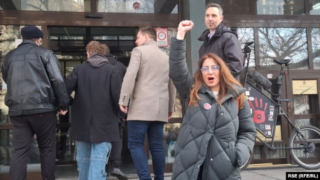 Profesoresha e Gjimnazit “Jovina” Marija Vasiq para gjykatës në Novi Sad, para fillimit të seancës gjyqësore, më 2 shkurt 2026.