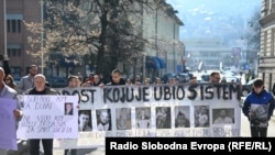 Okupljeni s transparentima idu prema zgradi Vlade KS-a, 6. mart 2026. 