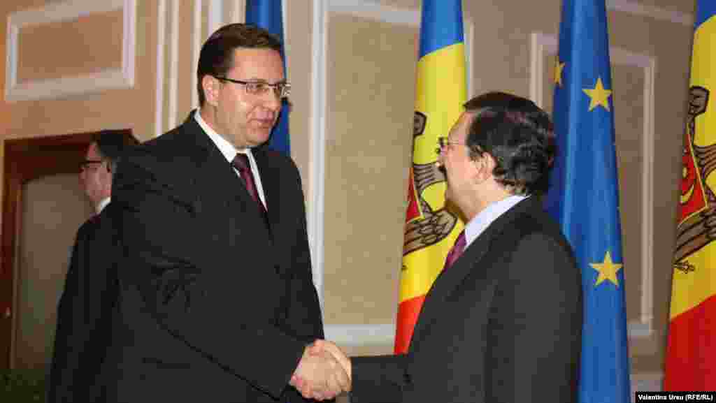 Jose Manuel Barroso &icirc;nt&icirc;mpinat de Marian Lupu, președintele Parlamentului