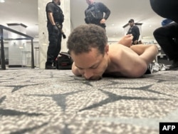 Дональд Трамп Truth Social желісінде ұсталған адамның суретін жариялады.