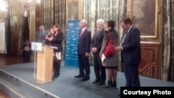 Мэр Парыжа Алесю Бяляцкаму: “Шматмільённы Парыж падтрымлівае Беларусь” 