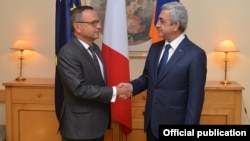 Президент Армении Серж Саргсян (справа) посещает посольство Франции, где его приветствует французский посол Жан-Франсуа Шарпантье, Ереван, 14 июля 2015 г. (Фотография - пресс-служба президента Армении)