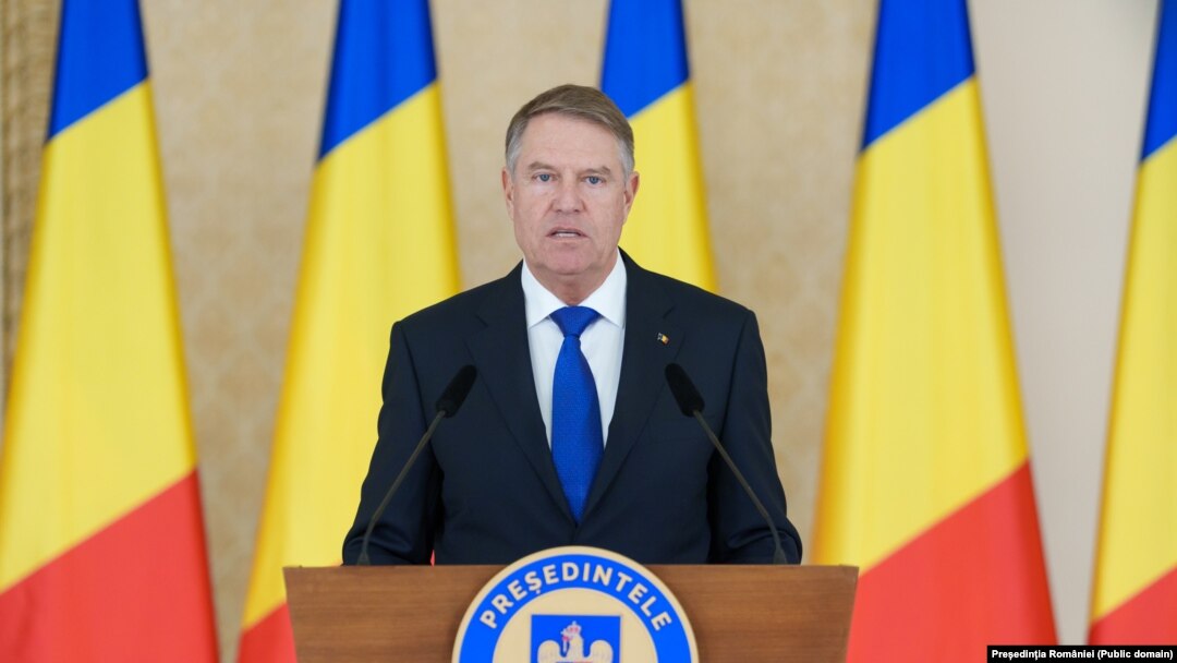 Klaus Iohannis este primul președinte al României care demisionează. Demisia vine în afara mandatului de 5 ani, după ce Curtea Constituțională i-a cerut să rămână în funcție ca urmare a anulării alegerilor prezidențiale din noiembrie/decembrie 2024.