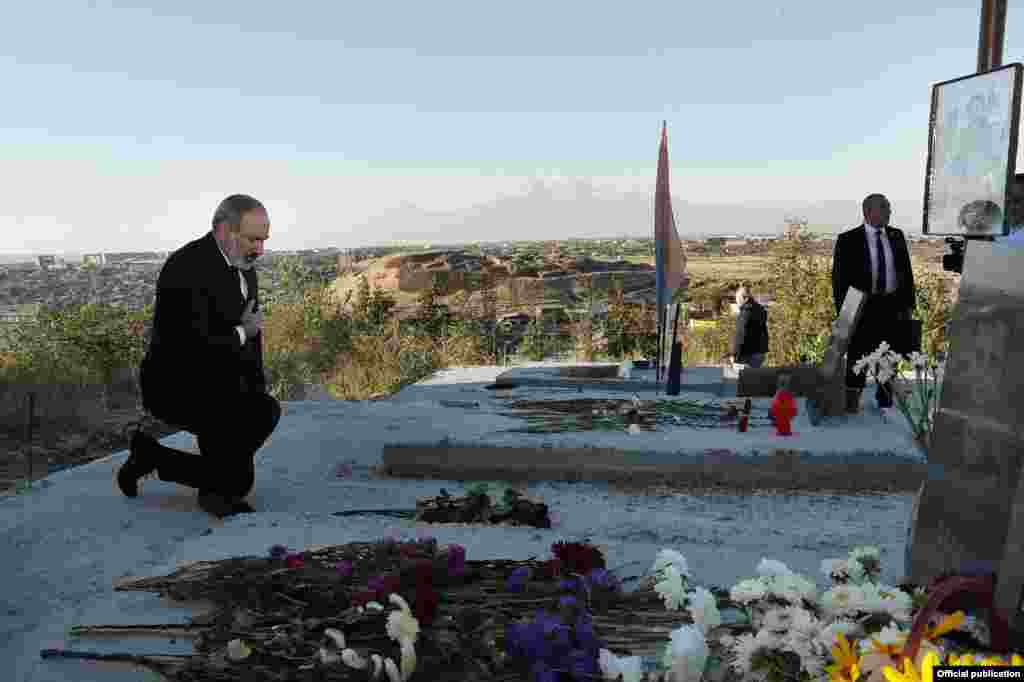 Premierul Armeniei Nikol Pashinian aduce un omagiu memoriei soldaților uciși în războiul de 44 de zile din 2020, din Nagorno Karabakh, la Panteonul militar Yerablur din Erevan, 27 septembrie, 2021.