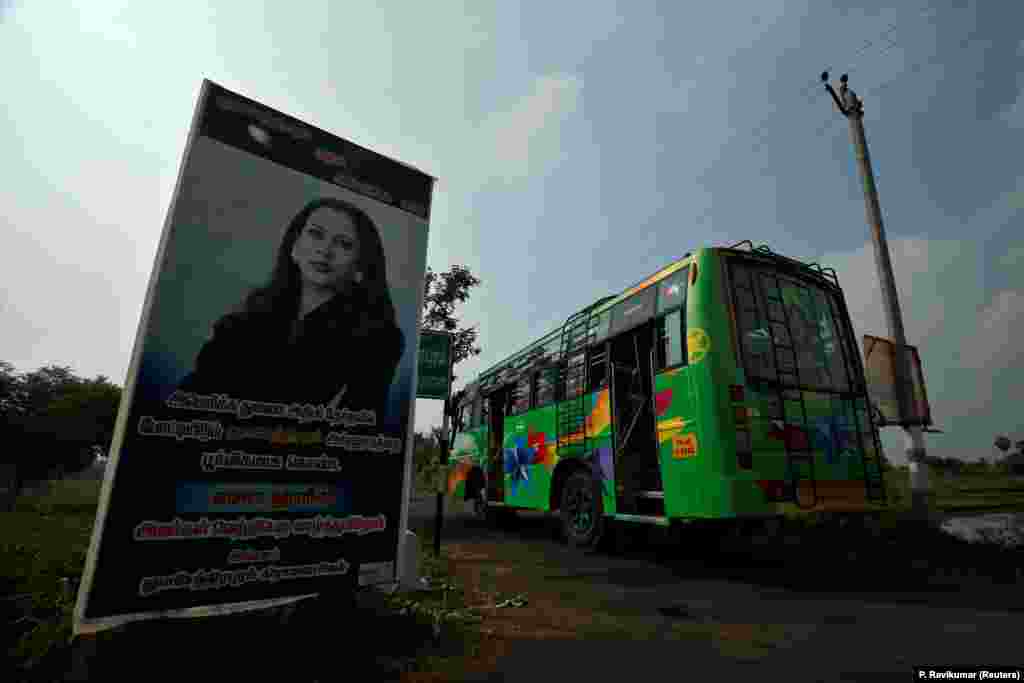 Банер із зображенням Камали Гарріс на автобусній зупинці на в&rsquo;їзді до села Туласендрапурам