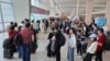 Putnici čekaju u redu na aerodromu u Briselu nakon uvođenja procedure Sistema ulaska i izlaska (EES), jun 2026.