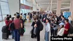 Putnici čekaju u redu na aerodromu u Briselu nakon uvođenja procedure Sistema ulaska i izlaska (EES), jun 2026.