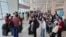 Putnici čekaju u redu na aerodromu u Briselu nakon uvođenja procedure Sistema ulaska i izlaska (EES), jun 2026.