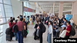 Putnici čekaju u redu na aerodromu u Briselu nakon uvođenja Sistema ulaska i izlaska, jun 2026.