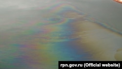 Нефтяное загрязнение в Севастопольской бухте, 4 декабря 2020 года (архивное фото)