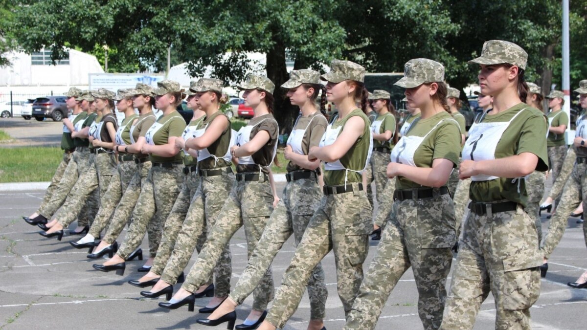 У Сухопутних військах розповіли, чому вирішили обрати взуття на підборах для військовослужбовиць