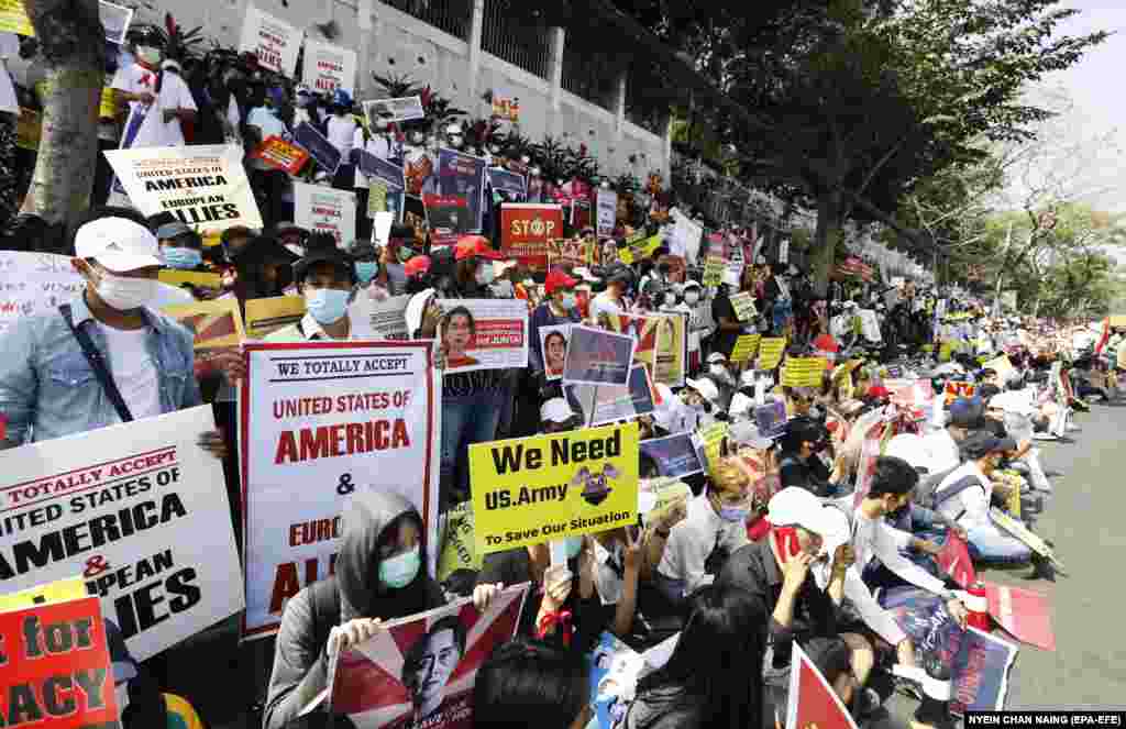 Демонстранти тримають плакати під час акції протесту проти військового перевороту перед посольством США в Янгоні, М&#39;янма, 16 лютого 2021 року