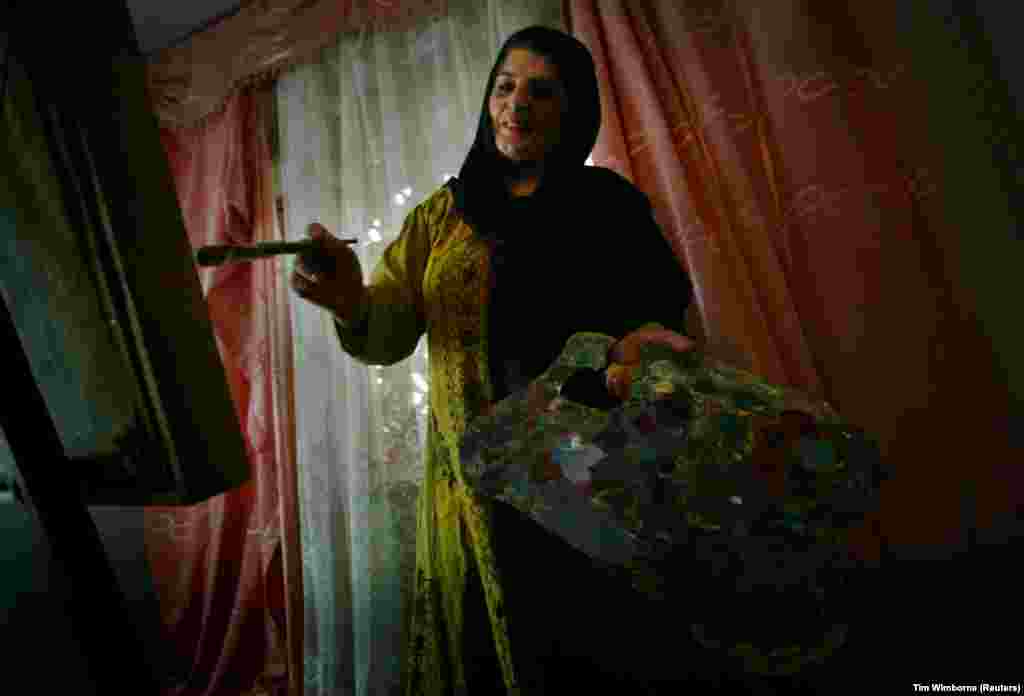 Латефа Меран, авганистанска универзитетска професорка по уметност, слика во својот дом. (Кабул, 16 мај 2004 година)
