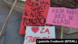 Poruke učesnica protesta: "Ženska smrt nije porodična vrednost", "Koja radi, boji se gladi" i srce za studentkinje u blokadi, Beograd, 8. mart 2025.