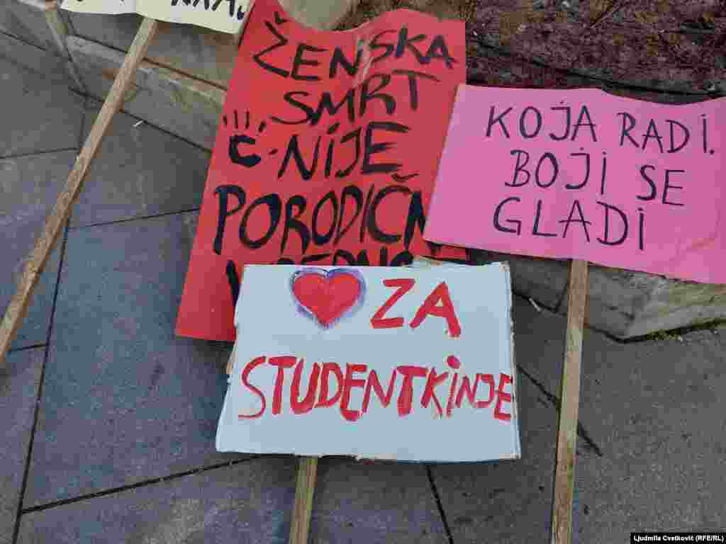 Na okupljanju je navedeno da žene &quot;solidarno stoje zajedno sa studentinjima i studentima, a posebno sa onima koji se bore sa diskriminacijom i dolaze iz manjinskih grupa&quot;.