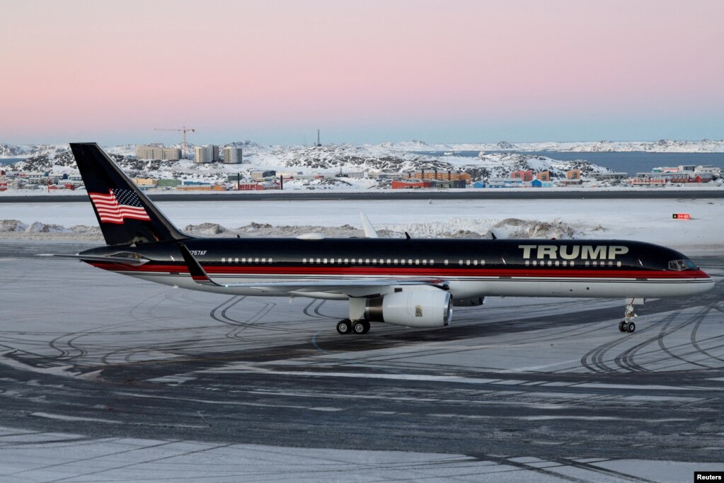 Një aeroplan që i përket presidentit të SHBA-së, Donald Trump, ulet në Nuuk, Grenlandë më 7 janar 2025.