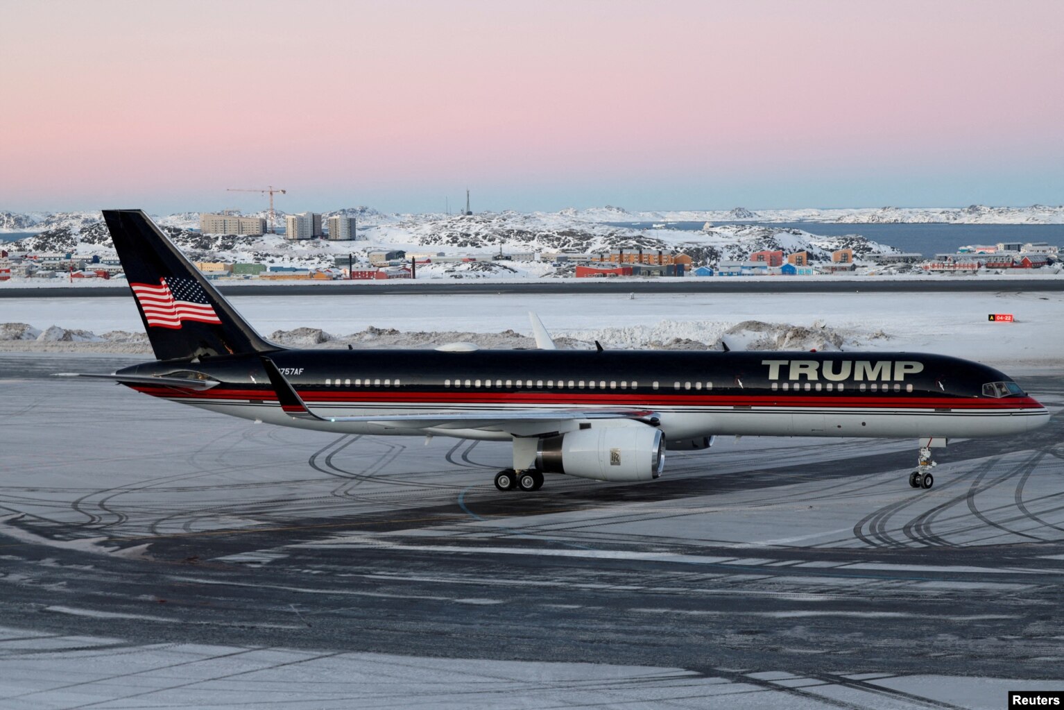 Një aeroplan që i përket presidentit të SHBA-së, Donald Trump, ulet në Nuuk, Grenlandë më 7 janar 2025.