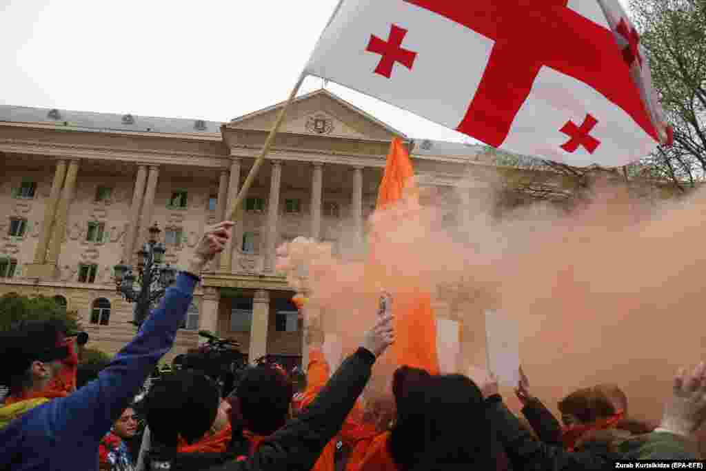 ГРУЗИЈА - Судот во Тбилиси донесе одлука со која ќе треба да биде ослободен од притвор лидерот на опозициското Обединето национално движење Ники Мелија откако Европската Унија ја платила кауцијата со цел да помогне во решавањето на долготрајната политичка криза во земјата.