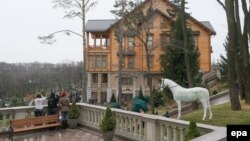 Вход в резиденцию Виктора Януковича теперь открыт для всех