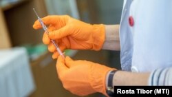 AstraZeneca koronavírus elleni vakcinát készítenek elő Szegeden, 2021. március 31-én