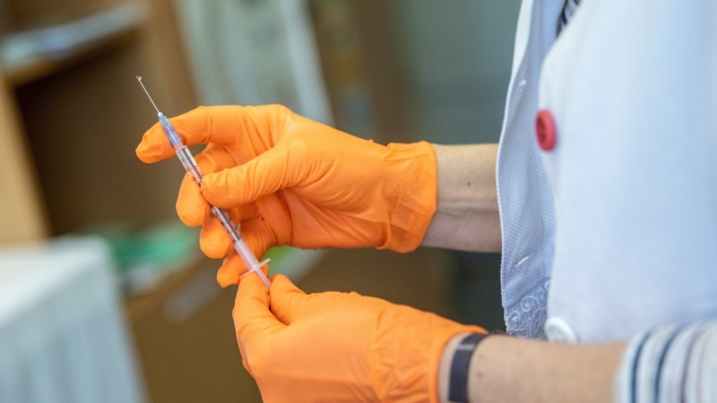 Британија известува за 30 ретки случаи на тромб поврзани со Астра Зенека 