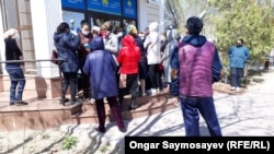 Люди у здания филиала партии «Нур Отан». Кызылорда, 10 апреля 2020 года.