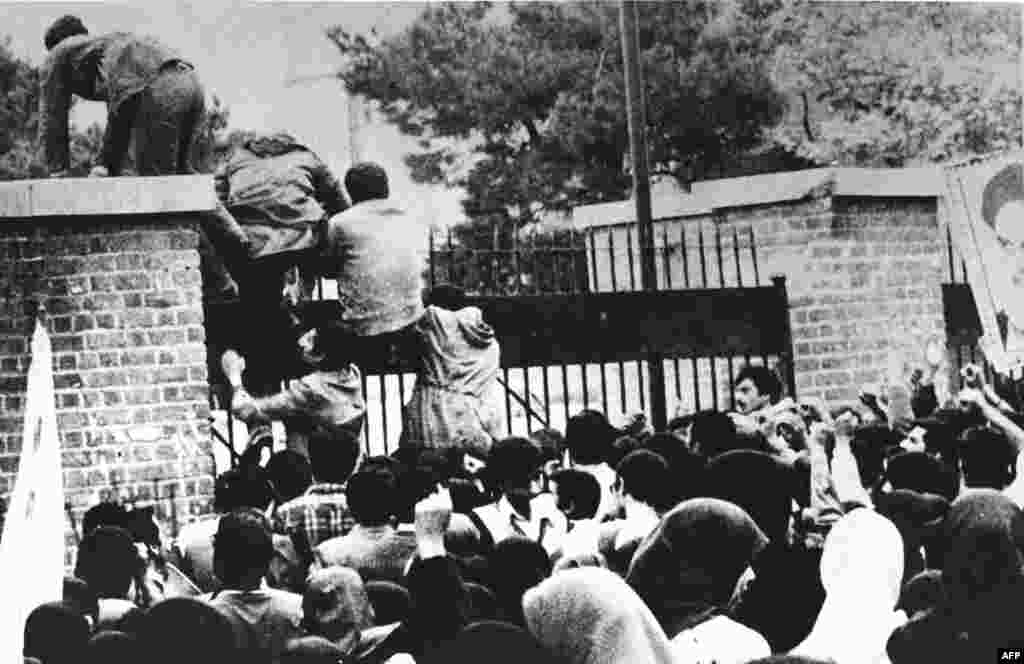 Кілька сотень іранських студентів, підтримуваних тритисячним натовпом, перелізли через паркан навколо посольства США в Тегерані. Це сталося о 10:30 ранку 4 листопада 1979 року. Десяткам американських громадян, які перебували всередині, зав&#39;язали очі і наділи кайданки. До цього посольство вже зазнавало нападів. 14 лютого того ж року учасники протесту теж увірвалися в дипломатичний комплекс і захопили морського піхотинця. Але тоді порядок вдалося відновити протягом декількох годин