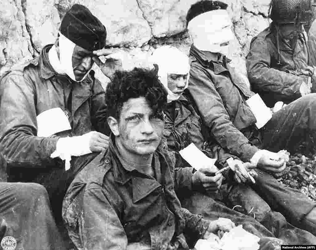 На фото поранені військовослужбовці армії США на пляжі Омаха у Франції під час Дня &laquo;Д&raquo;, 6 червня 1944 року &nbsp;