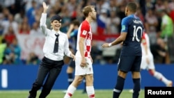 Pussy Riot Claims Field Invasion At World Cup Final 