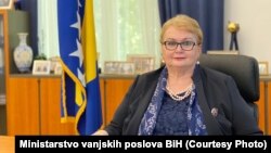Ministarka spoljnih poslova BiH, Bisera Turković, osudila je rusku invaziju na Ukrajinu, i poručila da se radi o "šokantnim scenama". U objavi na Tviteru, rekla je da se "BiH sjeća koliko zlo može biti rat"