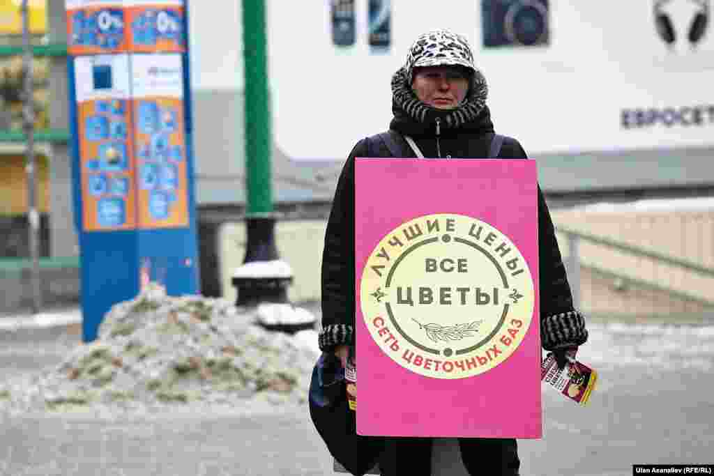 Украиналык Лида гүл дүкөнүн жарнамалап акча табат.