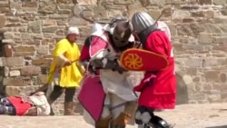 Фестиваль крымских рыцарей: в Судаке звенели доспехами и дрались на мечах (видео)