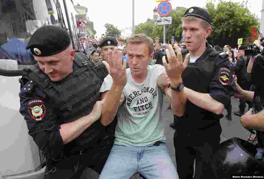 Policija privodi Navaljnog tokom protesta u znak podrške istraživačkom novinaru Ivanu Golunovu kog je pritvorila policija optuživši ga za posedovanje droge 12. juna 2019.