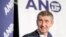 Андрей Бабіш, міністр фінансів Чехії, на тлі плакату з назвою очолюваного ним руху