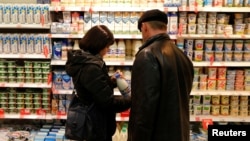 Rusiyalılar getdikcə daha çox yüksək istehlak qiymətləri və əməkhaqqında durğunluqdan şikayətlənirlər.