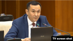 На кадре из трансляции из мажилиса парламента Казахстана депутат от Коммунистической народной партии Казахстана (КНПК) Айкын Конуров выступает на заседании. 22 апреля 2020 года.