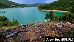 Srušene kuće pored jezera Gazivode