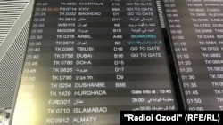 Табло с расписанием полетов в международном аэропорту Стамбула 