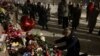 Люди зібралися біля пам'ятника жертвам політичних репресій після смерті Олексія Навального в Санкт-Петербурзі