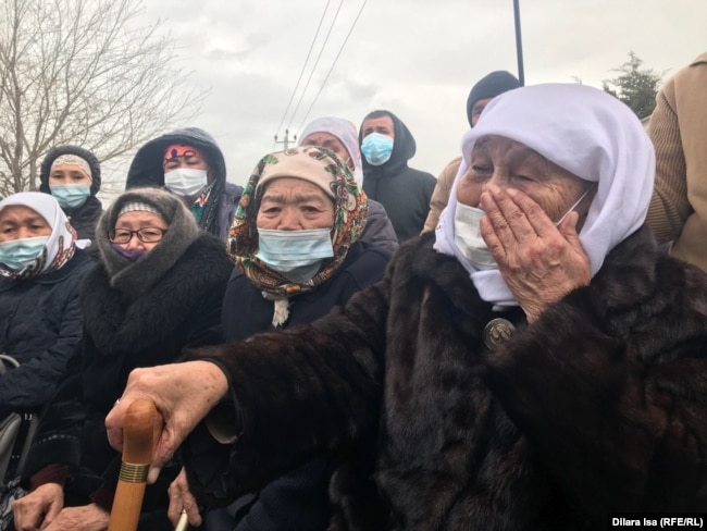 Кульбара Ибрашева (справа) плачет о внуке — задержанном директоре цеха. Шымкент, 4 апреля 2021 года.