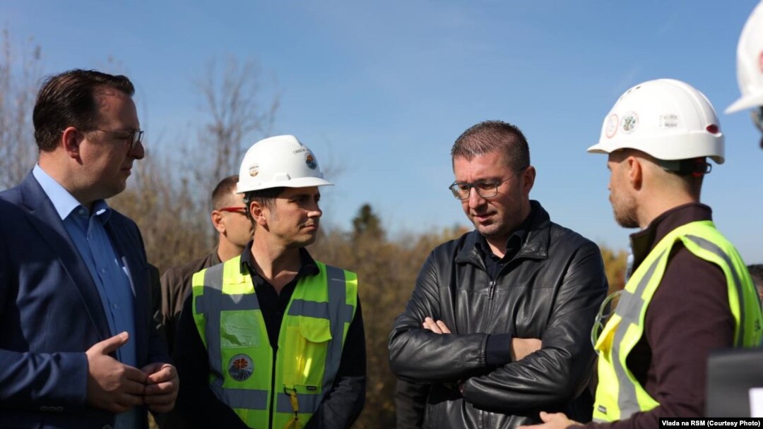 Премиерот Мицкоски и министерот Николоски на увид во работата на автопатите што во Северна Македонија ги градат „Бехтел и Енка“ 